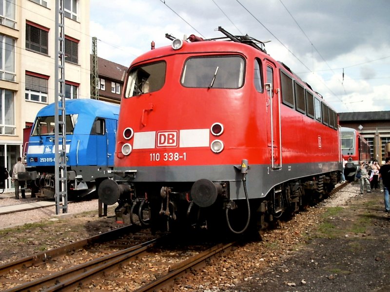 110 338-1 in roter Farbgebung  anllich 80 Jahre Bahnwerk in Erfurt