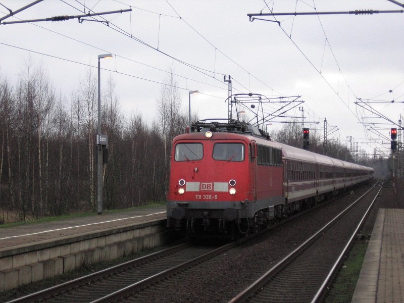 110 339-9 mit einem  aus Euro-Express Wagen gebildeten Sonderzug nach Dnemark am 4.02.2007 in Elmshorn