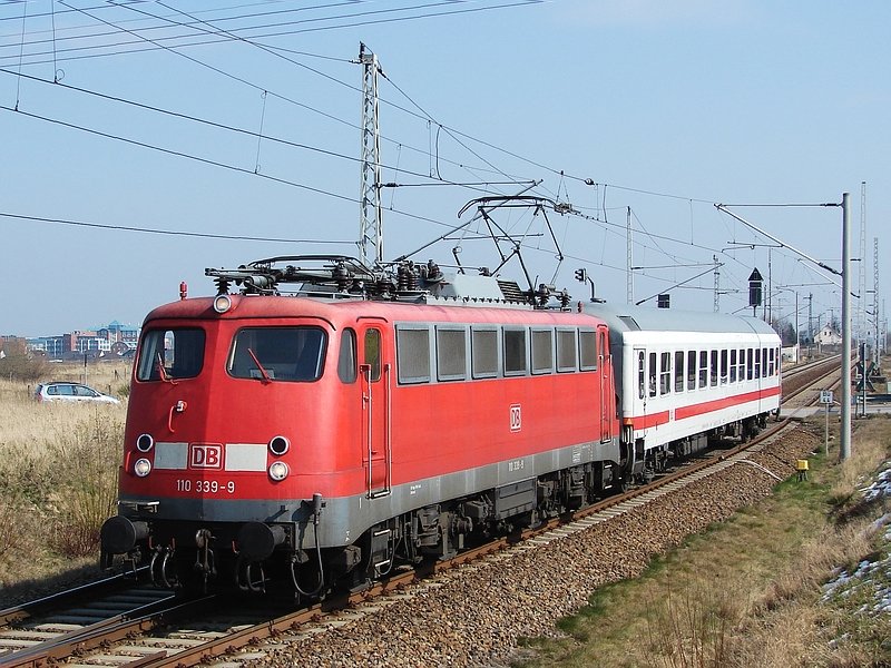 110 339 mit einem schadhaften IC-Wagen bei der Ausfahrt aus der Ausweichstelle Stralsund-Langendorf. (28.03.08)