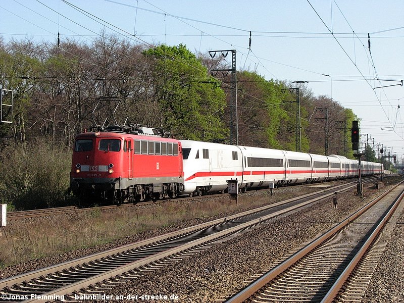 110 339 schleppt einen ICE1 in Richtung Hannover Hbf. Aufnahme vom 14.04.07