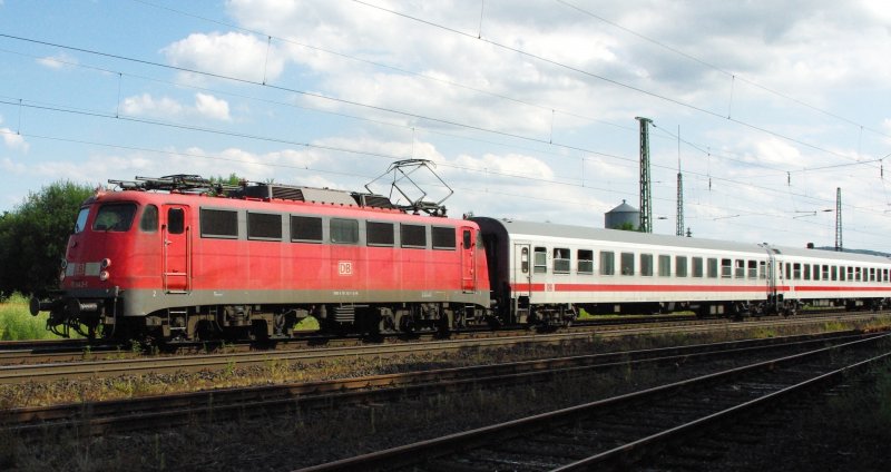 110 343-1 mit DZ 2751 von Eckartshausen - Ilshofen nach Hamburg. Hier bei der Durchfahrt Eschwege West am 05.07.2009.