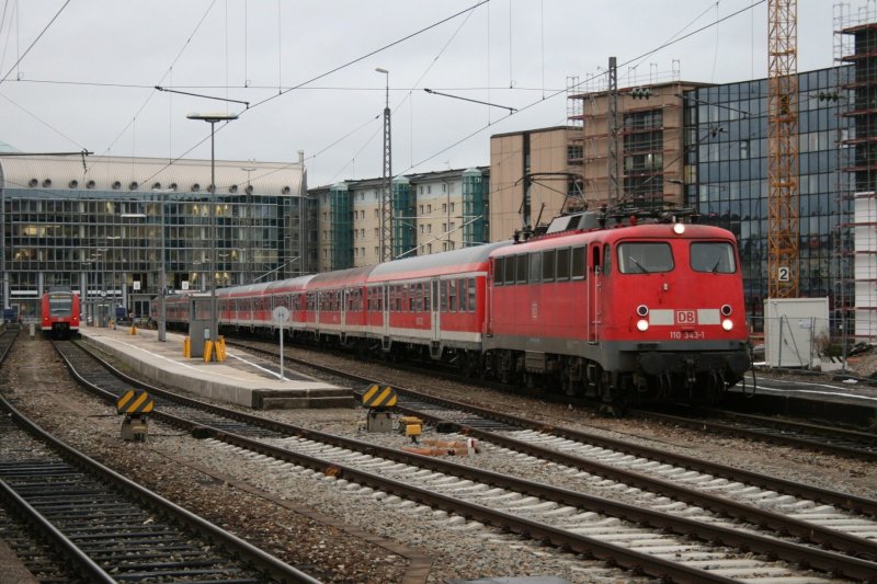 110 343 mit RE 30025 am 22.12.2008 in Mnchen Hbf.