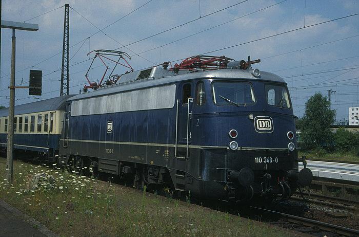 110 348-0 fhrt am 25.07.1998 mit RE 3167 nach Wrzburg im Hbf Hanau ab.