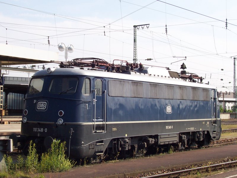 110 348-0 stand am 26.05.2004 abgestellt im Karlsruher Hauptbahnhof