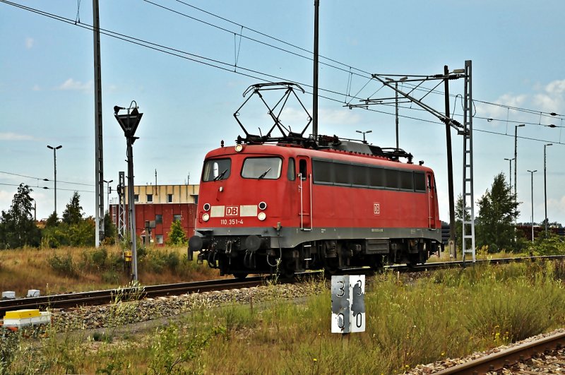 110 351 beim umlaufen in Mukran, hier Hhe altem Haltepunkt Mukran/Mitte am 30.07.09