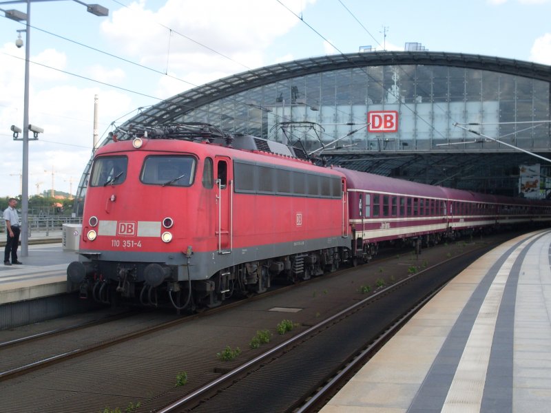 110 351 mit einem Sonderzug nach Potsdam in Berlin HBF