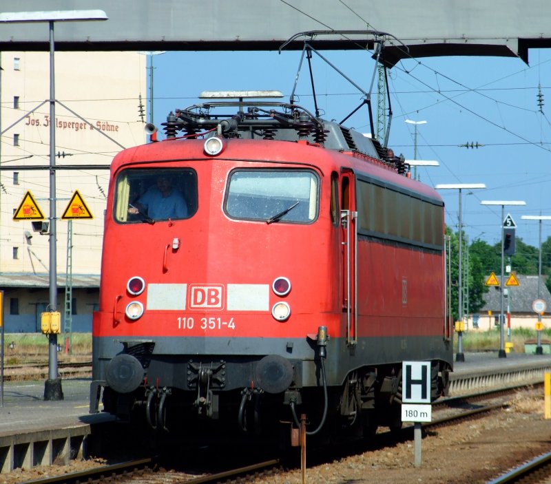 110 351 setzt gleich auf den  Rest  des Rottaler Land (bereits auf der Rckfahrt nach Hamburg) auf und wird bis Regensburg mitgezogen. Selten gewordenes Motiv am 24.05.2008 in Plattling