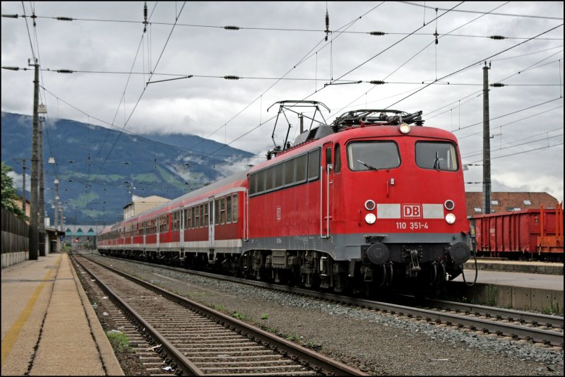 110 351 verl�sst den Bahnhof Schwaz mit dem REX 5160(?) nach Kufstein. (07.07.2008)
