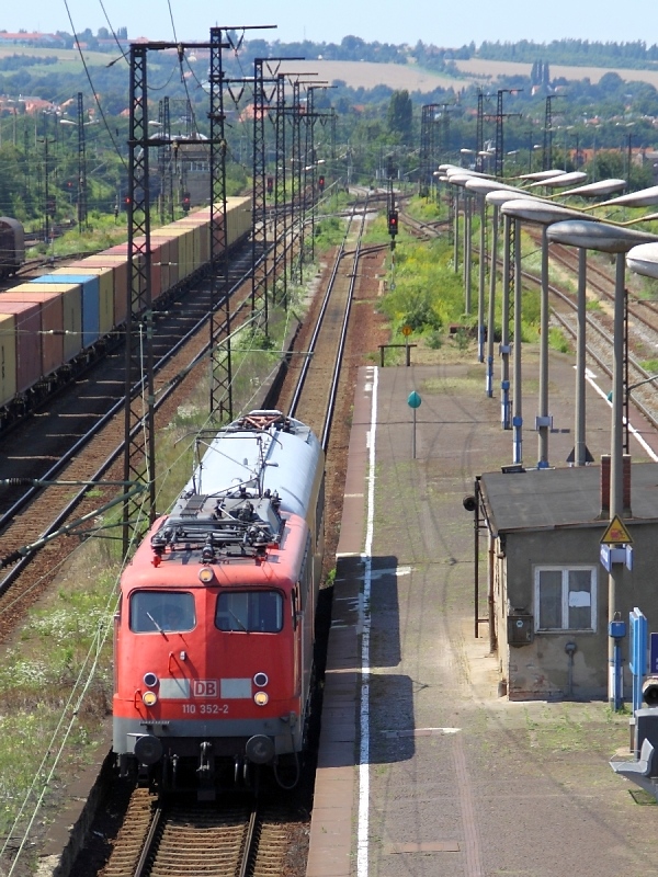 110 352-2 durchfhrt am 27.7.2009 mit einem kurzen Messzug Dresden-Friedrichstadt.