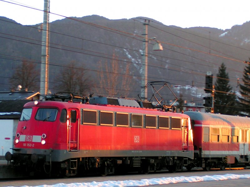 110 352-2 erreicht in der Abendsonne mit REX5160 WRGL-Hbf; 090204