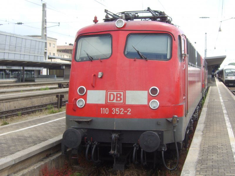 110 352-2 steht abgebgelt auf dem Augsburger Abstellgleis 2 Nord. Hinter ihr steht 111 018-8 ebenfalls ohne Arbeit.
