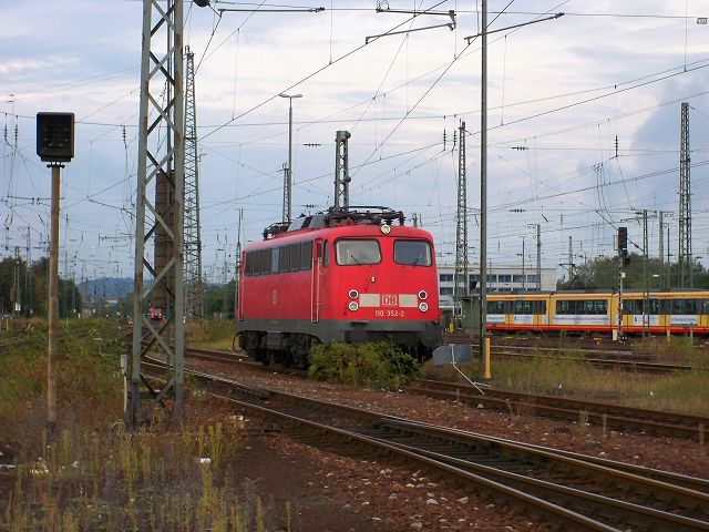 110 352 von DB Regio Oberbayern (Mnchen) abgestellt im Hauptbahnhof Karlsruhe. Aufgenommen am 14.9.2009