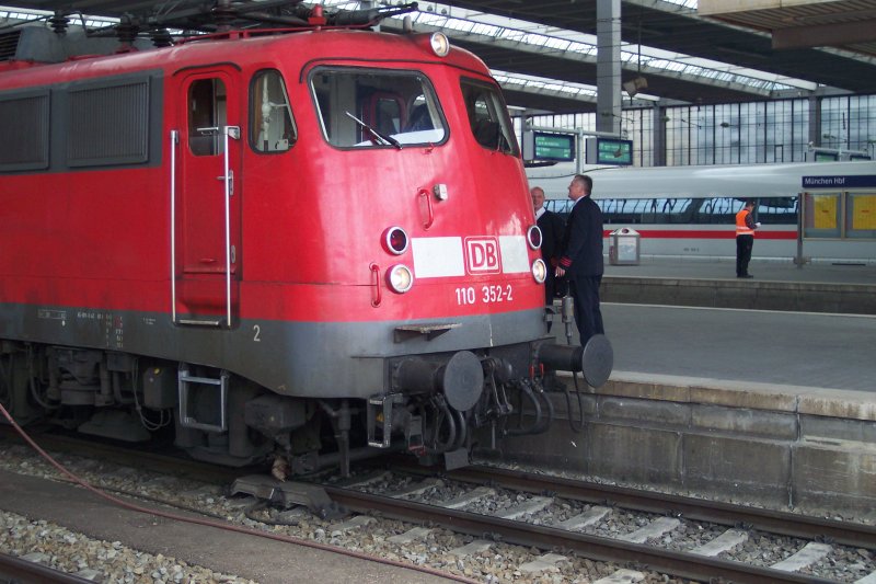 110 352 mit einem RegionalExpress nach Regensburg HBF kurz vor der Abfahrt in Mnchen HBF. 