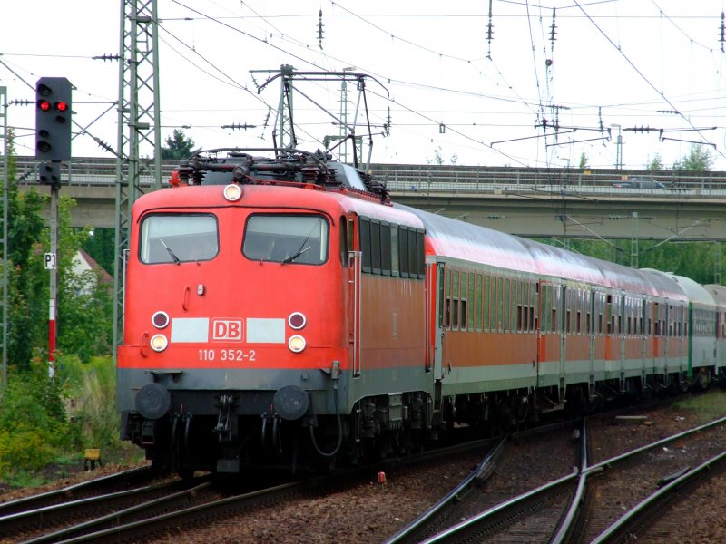 110 352 mit RE 455 von M�nchen Hbf nach Prag am 3.8.2007 bei der Durchfahrt durch Obertraubling.