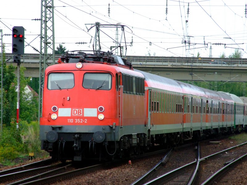 110 352 mit RE 455 von Mnchen Hbf nach Prag am 3.8.2007 bei der Durchfahrt durch Obertraubling.