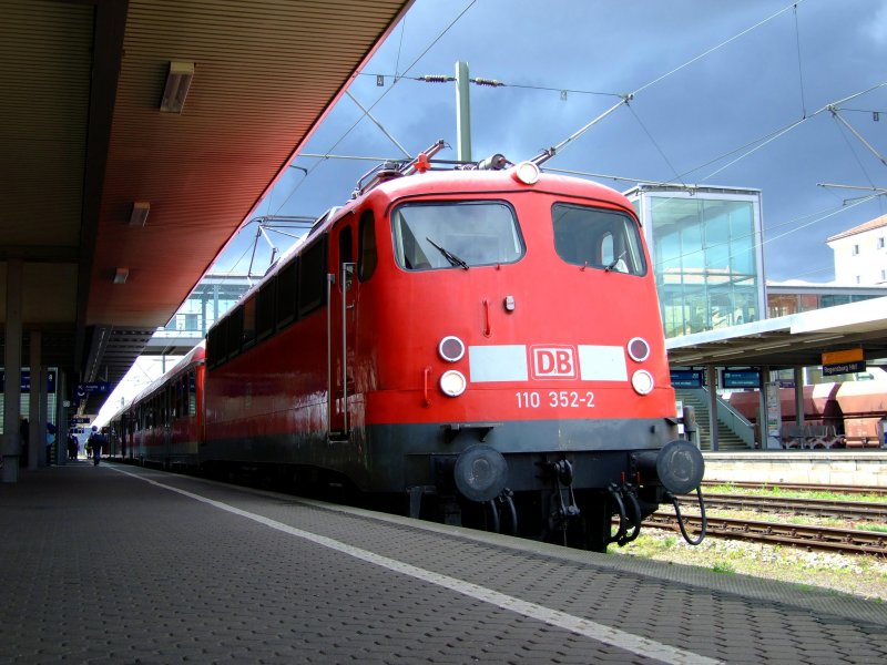 110 352 wartet mit einem RE nach M�nchen auf die Abfahrt. Regensburg Hbf, 23.06.2007.