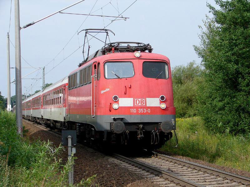 110 353-0 vor dem NZ1949 aus Hagen. Noch 5 Minuten bis zum Stralsunder Bahnhof. (14.08.05)