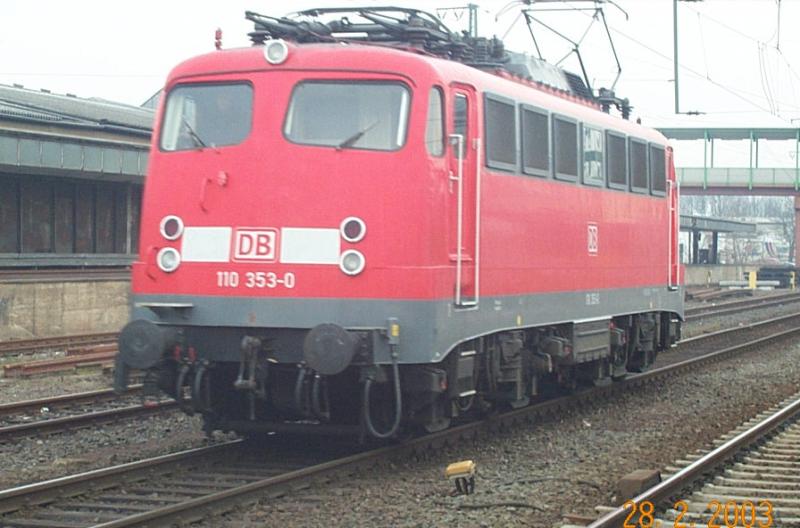 110-353 ist auf einer Solofahrt und fhrt soeben durch den Hbf Giessen
