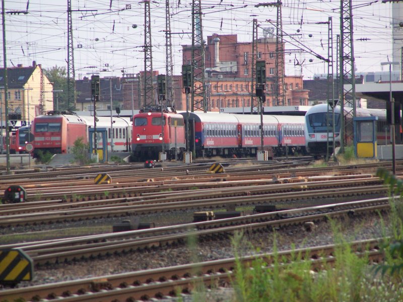 110 359-7 grad entkuppelt von einem Touristik-Express.. dann noch 101 vor einem IC und ein IC-Steuerwagen. Mssiger Betrieb am Nrnberger Hbf. (12.07.2005)