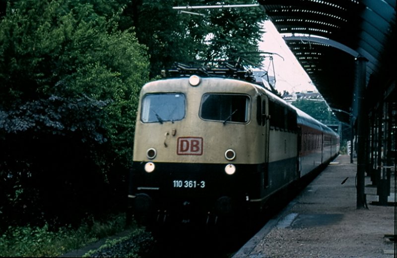 110 361-3 mit einem Autoreisezug im Bahnhof Hamburg Dammtor. Leider wei ich den Zeitpunkt nicht mehr, aber wem es weiter hilft kann auch gut erkennen, dass der Bahnsteig gerade umgebaut wurde und sein DB AG Einheitsdach bekam. Hinweis: Eingescanntes Dia