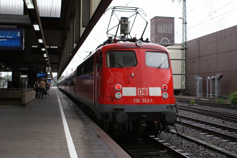 110 362-1 mit dem RE 4 nach Aachen in Dsseldorf Hbf 21.05.2009