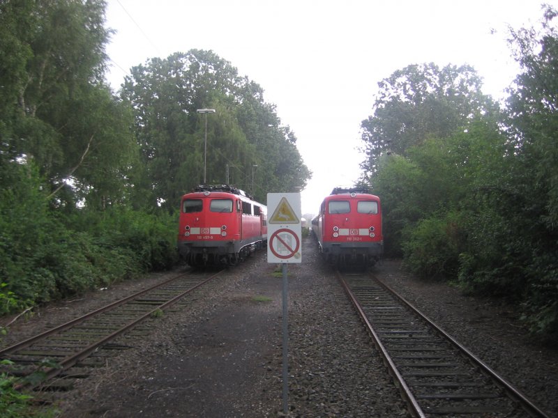 110 362 und 110 457 stehen am 29.07.2007 in Emmerich abgestellt und warten auf ihren nchsten Einsatz als RB 35 nach Duisburg.