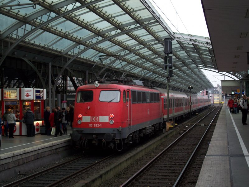 110 362 steht mit ihrem Regionalzug in Kln Hbf (27.10.2007)