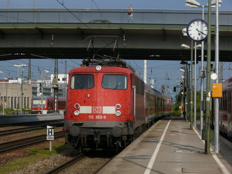 110 363-9 mit Radl-Zug nach Passau Hbf bei der Ausfahrt in Regensburg Hbf, 21.08.2009