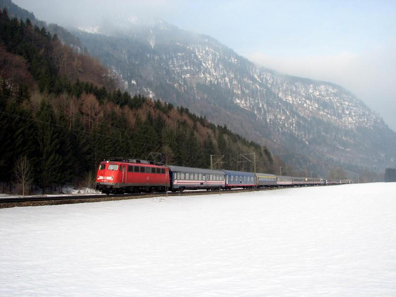 110 363 mit DZ 13227 vor Niederaudorf (25.02.06)