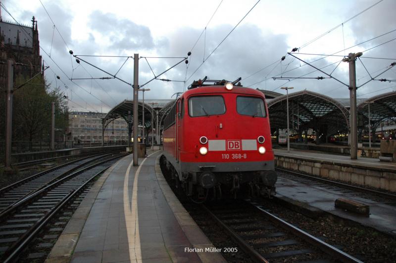 110 368 - 8 bei der Ausfahrt aus dem K�lner Hauptbahnhof am 16.11.2005 um 16:28