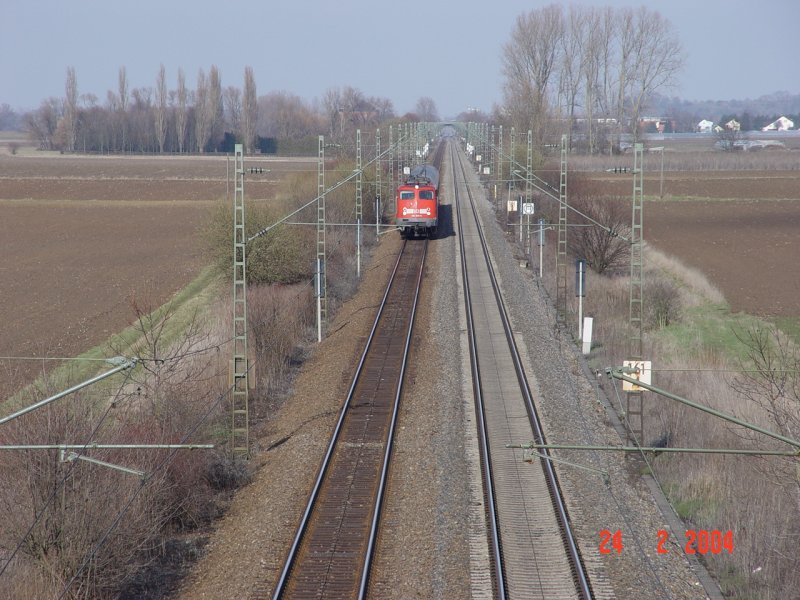 110 369-6 eilt mit ihrem Nahverkehrszug Richtung S�den, aufgenommen am 24.2.2004 auf der Stra�enbr�cke bei Hugsweier, kurz vor Lahr/Schwarzwald 