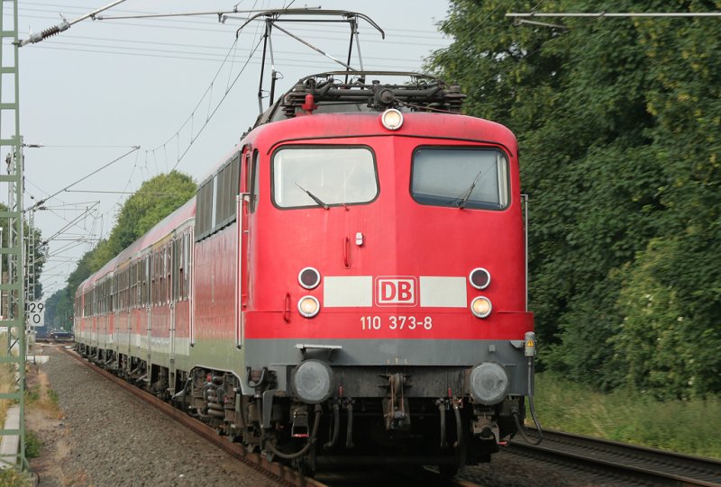 110 373-8 als RE4 Verstrker kurz vor Geilenkirchen am 16.06.2009