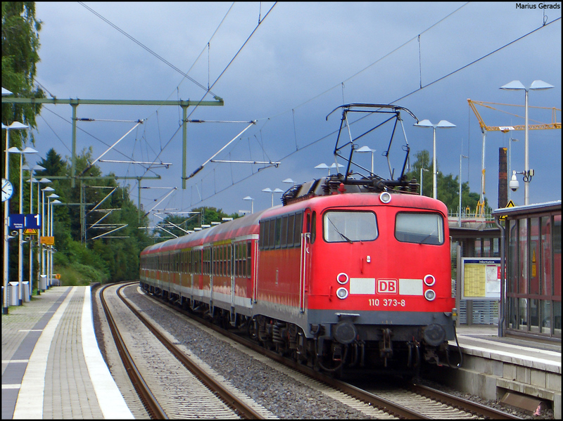 110 373 schiebt einen Leerpark Richtung Dortmund durch Erkelenz 23.7.2009