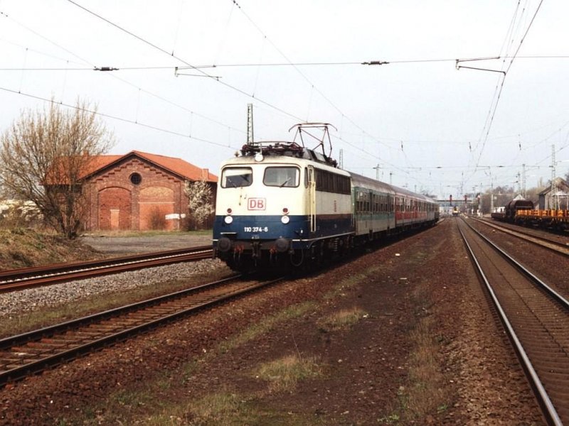 110 374-6 mit RE 24161 Bremen-Osnabrck auf Bahnhof Bohmte am 25-03-2000. Bild und scan: Date Jan de Vries. 