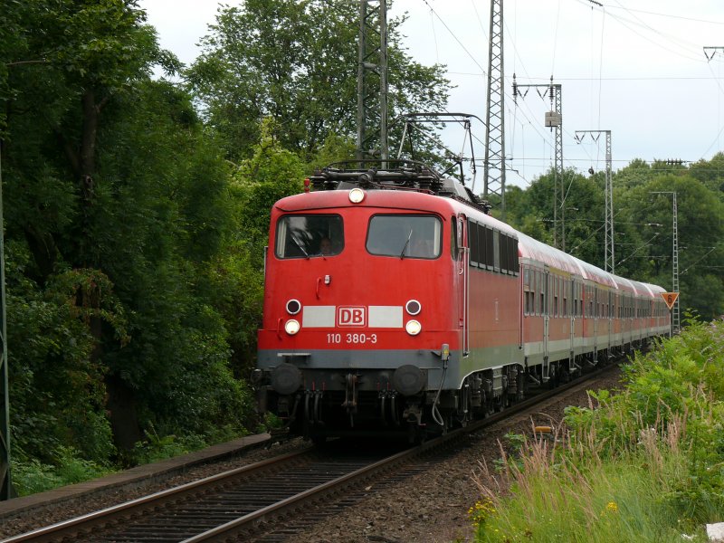 110 380-3 fhrt an diesem trben Samstagnachmittag in Kln-West ein. Aufgenommen am 18/07/2009.