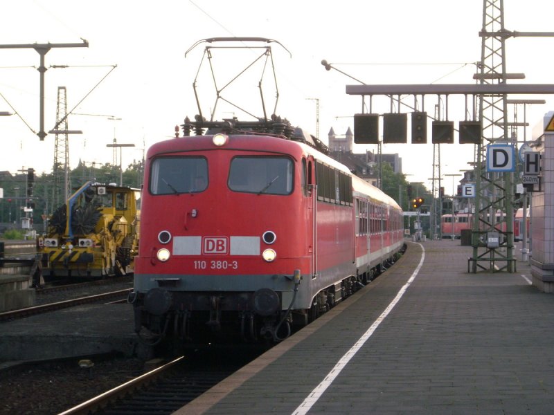 110 380-3 mit dem RE 11597 Einfahrt Dsseldorf