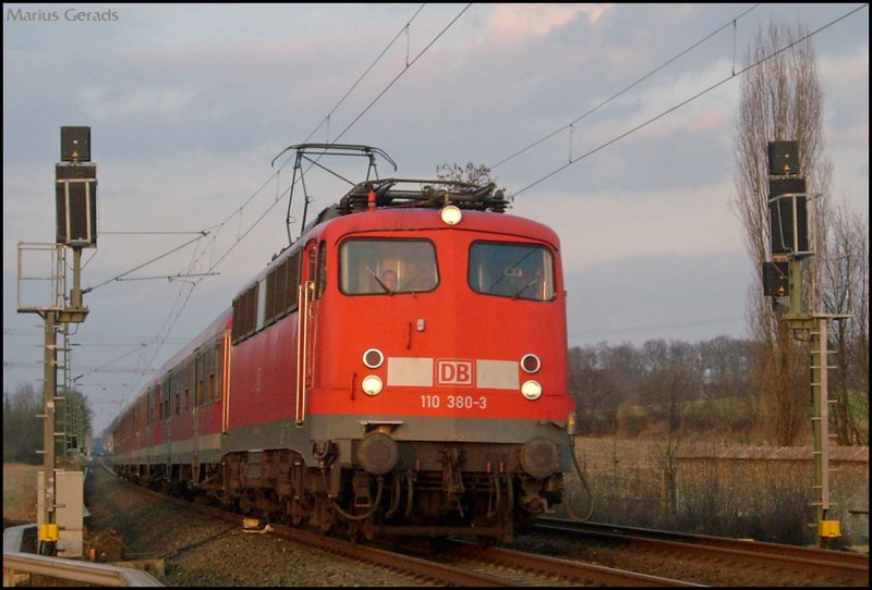 110 380 mit dem RE11594 am Esig Geilenkirchen. In Krze wird er den Bf erreichen wo er eine kleinen Zwischenhalt einlegt. 3.3.2009