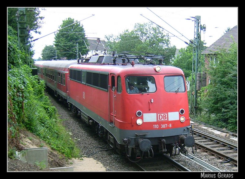 110 387 mit einem Planmigen RE4  Wupper-Express  Umlauf am 28.Juli.2007 kurz hinter dem Bf Geilenkirchen. Dieser Zug fuhr weiter ber Lindern, Mnchengladbach, Dsseldorf, Wuppertal, Hagen nach Dortmund!