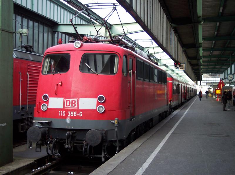110 388 am 29.01.2004 im Stuttgarter Hauptbahnhof, gerade angekommen am Gleis 3.