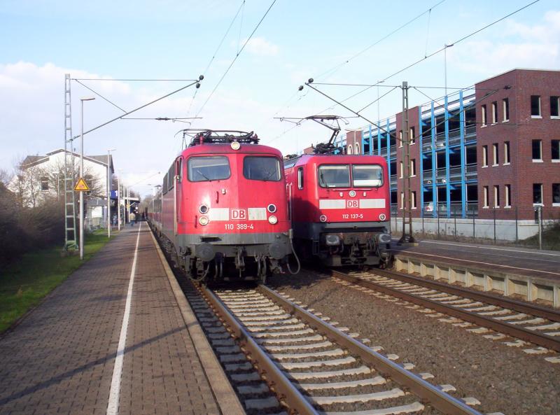110 389-4 und 112 137-5 treffen sie am 04.04.2006 in Geilenkirchen. Beide bernehmen die Leitung des WupperExpress.