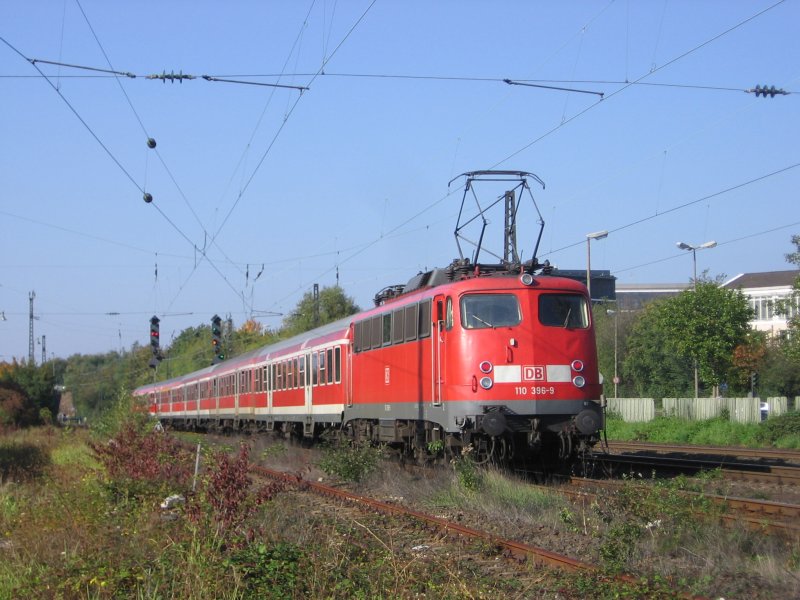 110 396 schiebt deie RB 48 von Bonn-Mehlem nach Wuppertal-Oberbarmen am 07.10.2007 aus dem Bahnhof Bonn-Mehlem.
