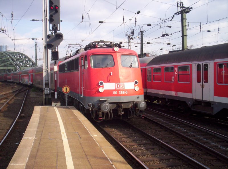 110 398-5 als RB 48 nach Bonn-Mehlem bei der Einfahrt von Kln Hbf