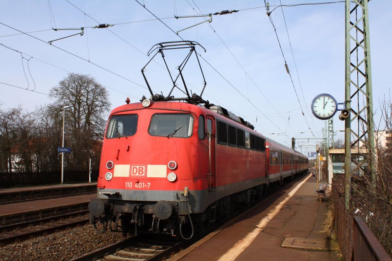 110 401-7 mit ihrer RB Richtung Gieen in Lang Gns am 18.03.09.