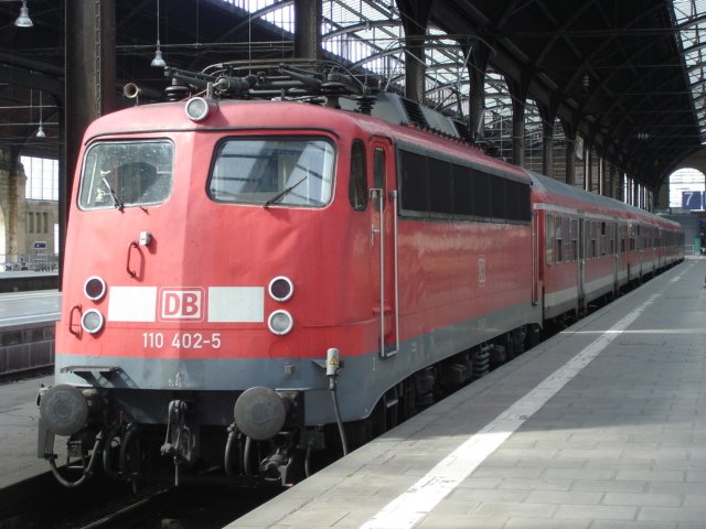 110 402-5 steht in Wiesbaden Hbf und wartet darauf, den RE nach Koblenz fahren zu drfen. Das Bild wurde im April 2006 aufgenommen.