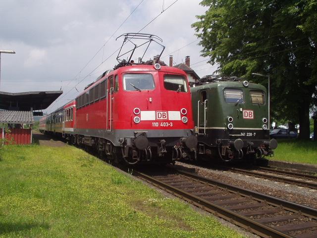 110 403 steht mit der RB Kassel-Warburg in Hmme neben 141 228 mit der RB von Hmme nach Kassel Hbf. Hier hat man einen schnen Kontrast zwischen verkehrsroten und grnen Lokomotiven.