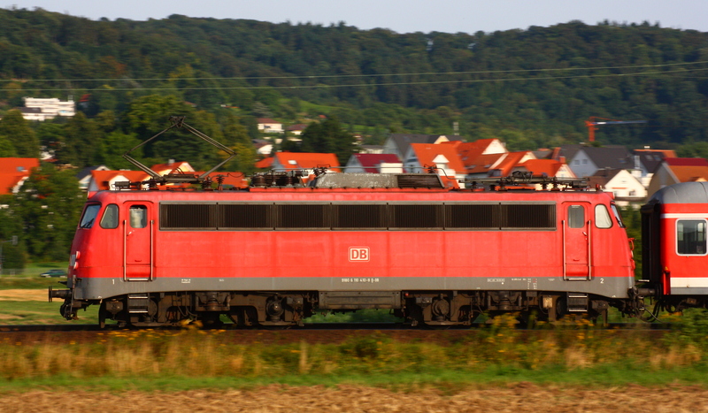 110 410 eilt mit ihrem RB die Main-Neckar Bahn runter nach Heidelberg. Am 03.08.09 wurde sie bei Ltzelsachsen auf den Chip gebannt.