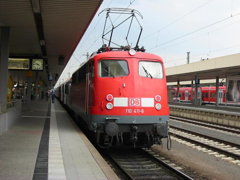 110-411 schiebt einen RE nach Frankfurt a. Main., hier wartet sie in Mannheim Hbf auf ihre Abfahrt.