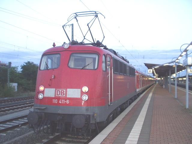 110 411 steht mit einem Fahrradzug zum Event  KinzigtalTotal 2004  nach getaner Arbeit in Hanau Hbf