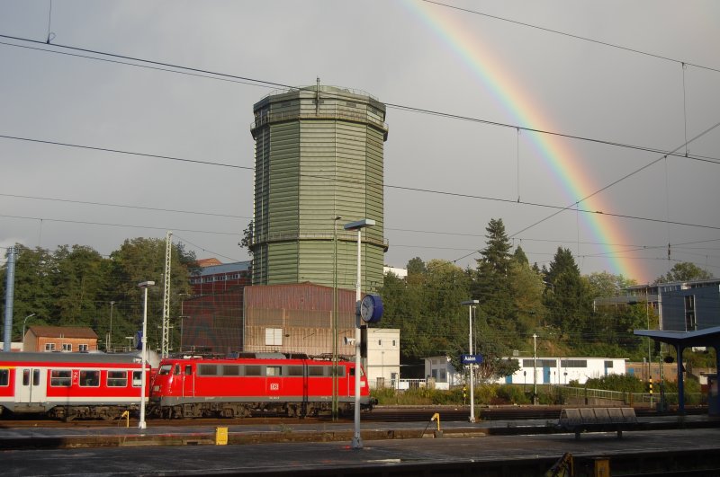 110 414-0 stand am 04.09.07 mit einer RegionalBahn-Garnitur der Relation Aalen-Donauwrth im Aalener Bahnhof abgestellt, whrend sich nach einem hefigen Regenguss ein Regenbogen ber sie spannte...^^
