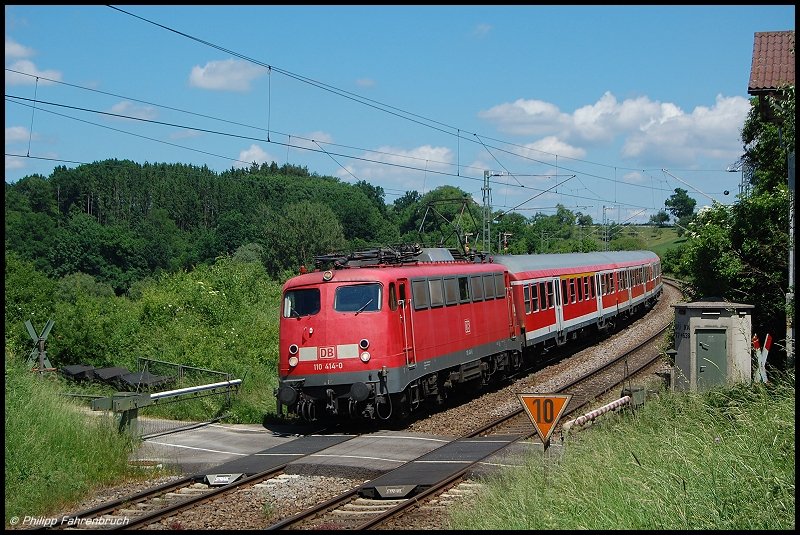 110 414 befrdert zur Mittagszeit des 01.06.08 RB 37154 von Donauwrth nach Aalen, aufgenommen am Km 77,6 der Remsbahn (KBS 786) in Hhe Aalen-Oberalfingen.